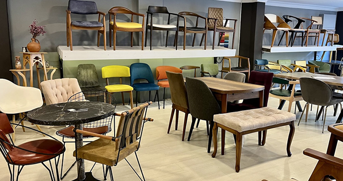 Tonet Sandalyeler ve Metal Sandalyeler: Kafe Tasarımında Estetik ve Fonksiyonel Şıklığın Buluştuğu Nokta