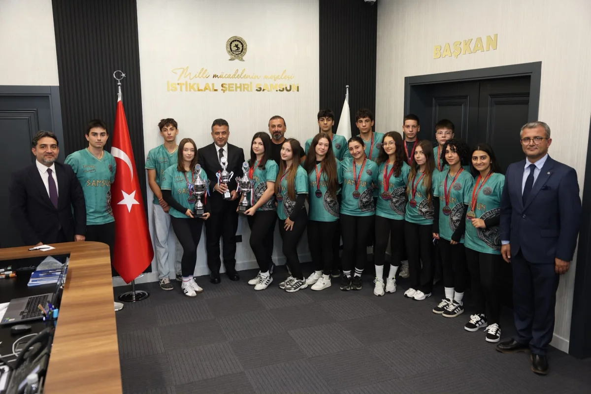 Samsun’un Dragon Bot Gururu: 3 Kupa Başkan Doğan’a Sunuldu