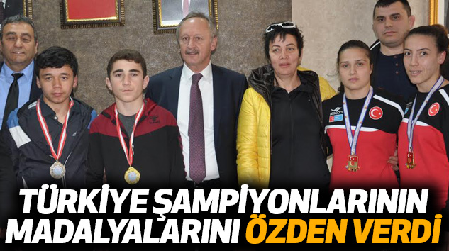 Türkiye Şampiyonlarının Madalyalarını Özden Verdi