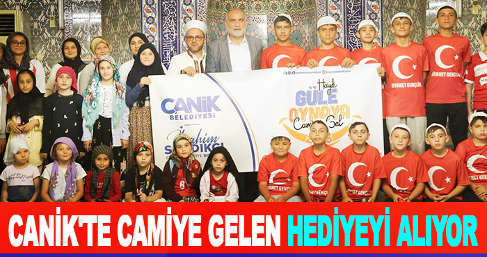 Canik'te Camiye Gelen Hediyeyi Alıyor